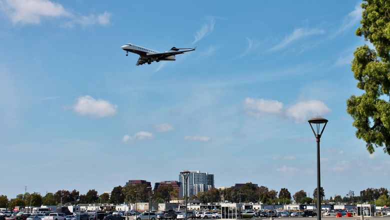 A plane flying into John Wayne Airport